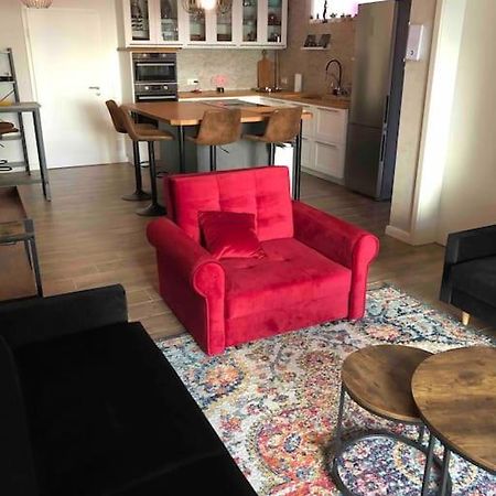 Stylisches Maybach Appartement Mit Terrasse Fuer 5 Personen, 5 Betten, Grosse Kochinsel, Homeoffice Mit 250Mbit Wlan Aidlingen Esterno foto