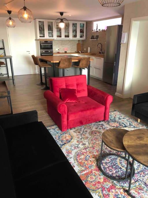 Stylisches Maybach Appartement Mit Terrasse Fuer 5 Personen, 5 Betten, Grosse Kochinsel, Homeoffice Mit 250Mbit Wlan Aidlingen Esterno foto